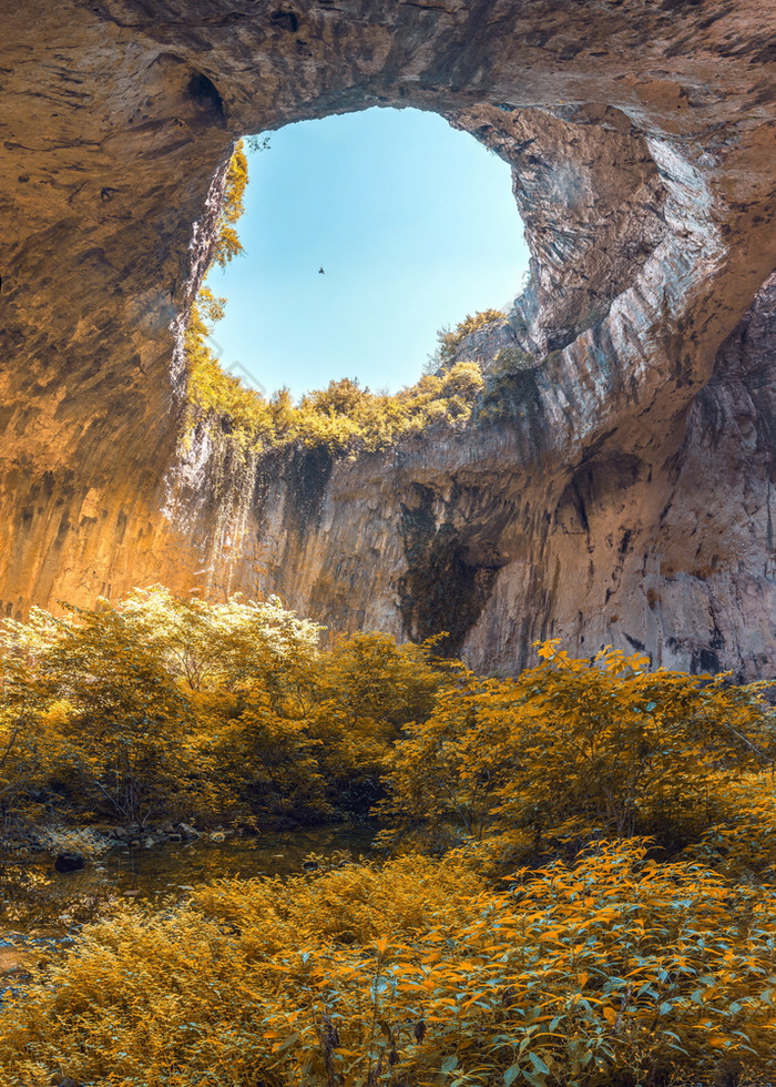全景视图内部的德韦塔什卡洞穴附近骆驼村和奥萨马河保加利亚德韦塔什卡洞穴保加利亚