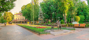 敖德萨乌克兰夏天早....的城市花园的历史中心敖德萨乌克兰敖德萨城市花园夏天早....