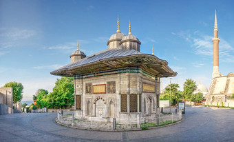 istambul火鸡喷泉苏丹埃米后面的盖茨托普卡匹伊斯坦布尔火鸡阳光明媚的夏天一天喷泉苏丹埃米伊斯坦布尔火鸡