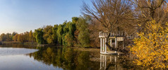 阳光明媚的秋天晚上的蓝色的湖与黄色的树的伊万基村Cherkasy地区乌克兰阳光明媚的秋天晚上的蓝色的湖