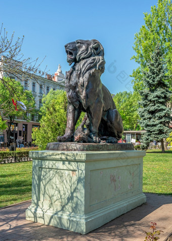 敖德萨乌克兰雕塑狮子的城市花园敖德萨在的战争乌克兰阳光明媚的春天一天雕塑狮子的城市花园敖德萨乌克兰