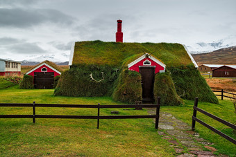 弹簧托盘的地盘房子博尔加峡湾东部东冰岛多云的一天弹簧托盘博尔加峡湾东部冰岛