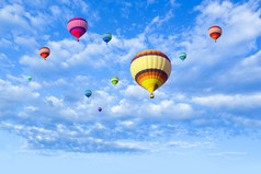 热空气气球飞行蓝色的天空热空气气球飞行天空