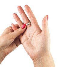 女手与红色的修指甲穿银环孤立的白色背景女手与红色的修指甲穿银环