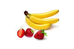 群香蕉和草莓孤立的白色背景去皮香蕉开放香蕉孤立的白色背景