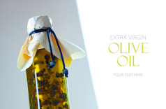 橄榄石油瓶与香草本植物模板设计与样本文本