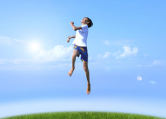 男孩跳跃夏天背景蓝色的天空快乐快乐好情绪