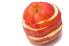 红色的苹果片特写镜头白色