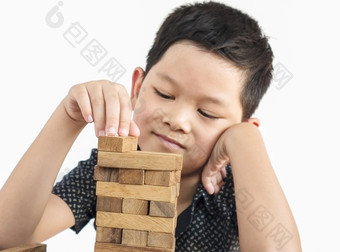 亚洲孩子玩在app store中查看木块塔游戏为练习物理和精神技能