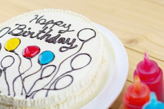 色彩斑斓的快乐生日黄油蛋糕