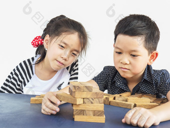 孩子们玩在app store中查看木块塔游戏为练习他们的物理和精神技能