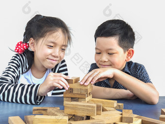 孩子们是玩在<strong>app</strong> store中查看木块塔游戏为练习他们的物理和精神技能