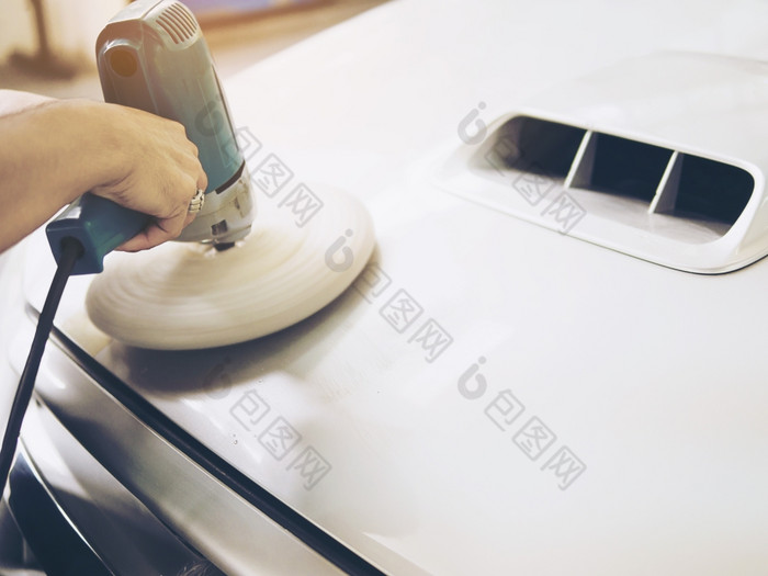 男人抛光车使用电抛光机