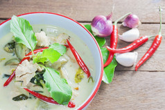 绿色鸡咖喱与生辣的成分泰国传统的食物棕色（的）木背景
