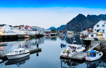 水平生动的挪威小镇山旋转反射灯背景背景幕水平生动的挪威小镇山旋转反射灯