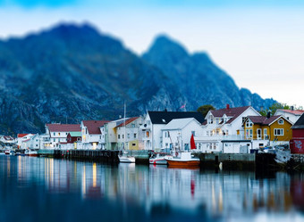 水平生动的挪威小镇山码头反射灯水平生动的挪威小镇山码头反射灯背景背景
