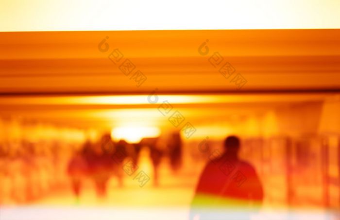 男人。走地铁散景与光泄漏背景男人。走地铁散景与光泄漏背景