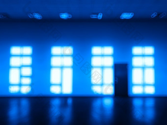 蓝色的房间与多个窗户散景蓝色的房间与多个窗户散景