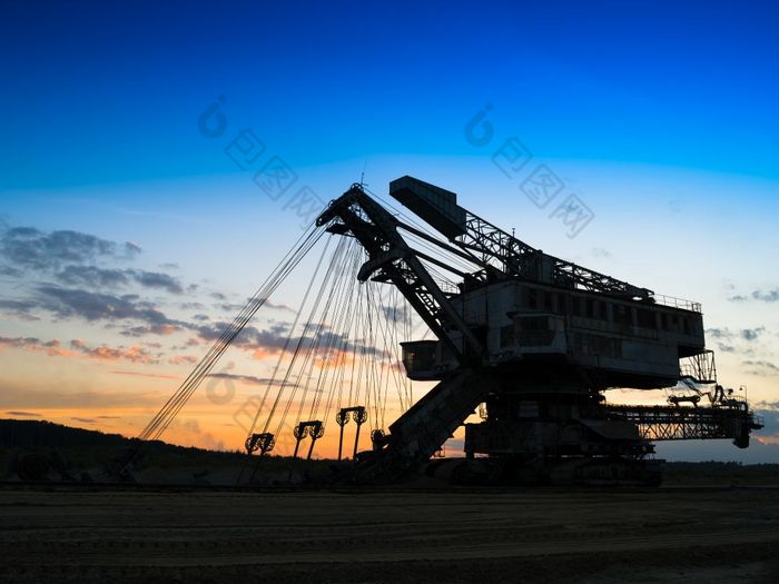 水平生动的日落工业矿业机背景背景水平生动的日落工业矿业机背景巴克
