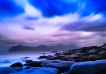 水平<strong>生动</strong>的充满活力的挪威海洋岩石多石的海滩景观抽象背景背景水平<strong>生动</strong>的充满活力的挪威海洋岩石多石的海滩landscap