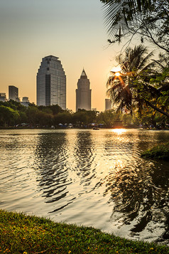 景观晚上的日落与城市摩天大楼曼谷泰国