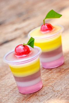 色彩斑斓的果冻与水果塑料杯