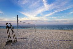 海滩排球网的桑迪热带海滩的日落日出