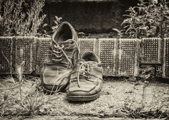 老穿皮革鞋子的花园黑色的和白色照片效果