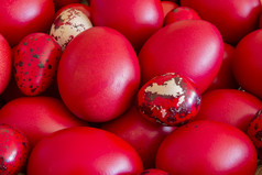 传统的希腊正统的红色的染色复活节鸡蛋篮子