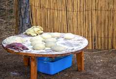 未成熟的面包面团的表格酵母面包面包准备好了烤外