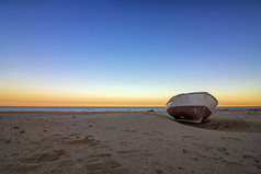 孤独的老船的海滩日落水平视图