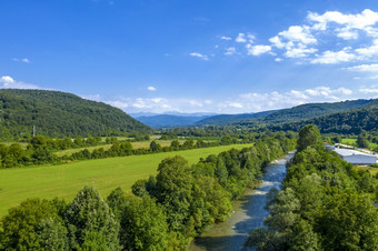 空中视图从无人机的巨大的绿色景观与河山和蓝色的天空