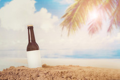 空白标志啤酒瓶的沙子与海滩背景