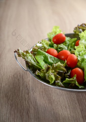 新鲜的沙拉与蔬菜和<strong>绿色</strong>木表格<strong>健康</strong>的食物概念新鲜的沙拉与蔬菜和<strong>绿色</strong>木表格<strong>健康</strong>的