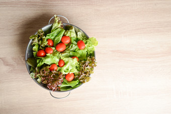 新鲜的沙拉与蔬菜和绿色木表格健康的食物概念新鲜的沙拉与蔬菜和绿色木表格健康的