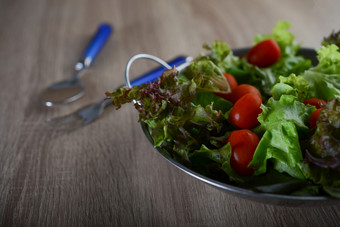 新鲜的沙拉与蔬菜和绿色木表格健康的食物概念新鲜的沙拉与蔬菜和绿色木表格健康的