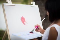 小女孩艺术家绘画图片的公园