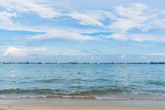 视图的海从东海岸公园新加坡下的美丽的蓝色的天空与多云的