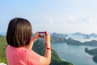 女人峰取照片女人旅游峰的观点wua腿上岛使用相机取照片美丽的自然景观在日出在的海这丁字裤国家<strong>海洋公园</strong>这封信他尼府泰国