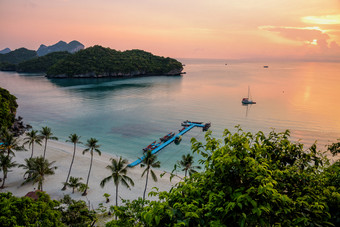 日出海滩泰国高角视图美丽的自然景观海滩海岛和桥码头为旅游wua腿上岛在日出这丁字裤国家<strong>海洋公园</strong>这封信他尼府泰国