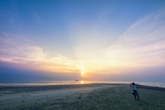 亚洲女人<strong>旅游</strong>采取照片的海滩和美丽的自然景观色彩斑斓的天空和海在日落纳通日落的观点寒岛这封信他尼府<strong>泰国</strong>女人<strong>旅游</strong>采取照片的海滩