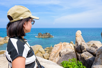 年轻的女人旅游站看欣欣Yai和美丽的自然景观蓝色的海和天空在夏天旅行KOH寒岛这封信他尼府泰国女人旅游的观点KOH寒