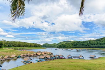美丽的自然景观的河山蓝色的天空绿色森林和竹子筏避难所部分的浮动餐厅淮河克拉辛旅游吸引力游荡省泰国竹子木筏是浮动餐厅