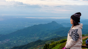 女人<strong>旅游</strong>毛衣衣服看的美丽的自然景观的森林和山在的日出府塔普书的观点碧差汶<strong>泰国</strong>宽屏女人<strong>旅游</strong>看的日出