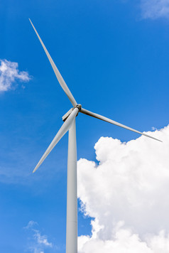 美丽的风涡轮蓝色的天空和白色云背景环保电权力源帮助减少全球气候变暖风涡轮天空