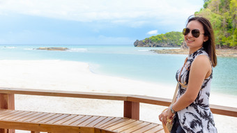 景观的海滩和的海夏天天空和美丽的女人旅游穿sunglasse看的相机和微笑塔鲁陶岛satun泰国女人旅游的海滩泰国