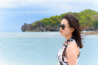 美丽的女人旅游穿sunglasse微笑看的自然景观的海滩和的海夏天天空塔鲁陶岛国家公园satun泰国女人旅游的海滩泰国