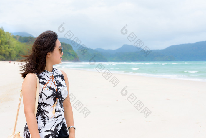 美丽的女人旅游穿sunglasse微笑看的自然景观的海滩和的海夏天天空塔鲁陶岛国家公园satun泰国女人旅游的海滩泰国