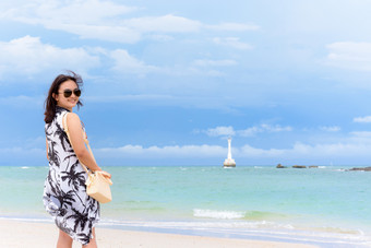 景观的海滩和的海夏天天空和美丽的女人旅游穿sunglasse看的相机和微笑塔鲁陶岛satun泰国女人旅游的海滩泰国