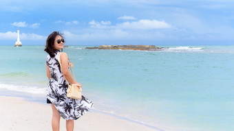 美丽的自然景观的海滩和海夏天天空和快乐的女人旅游穿sunglasse微笑与幸福塔鲁陶岛satun泰国女人旅游的海滩泰国